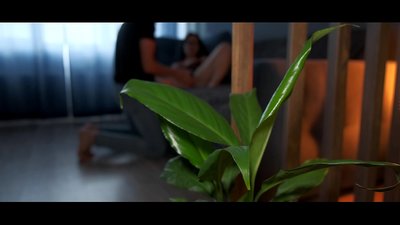 Taitamariki tokorua i roto i te aroha i sex wera, rota o cum i runga i tona kaihe.