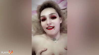 Ko Ivan Helsing te tino whanoke i tetahi vampire sexy ka haere mai ki runga i tana kaihe